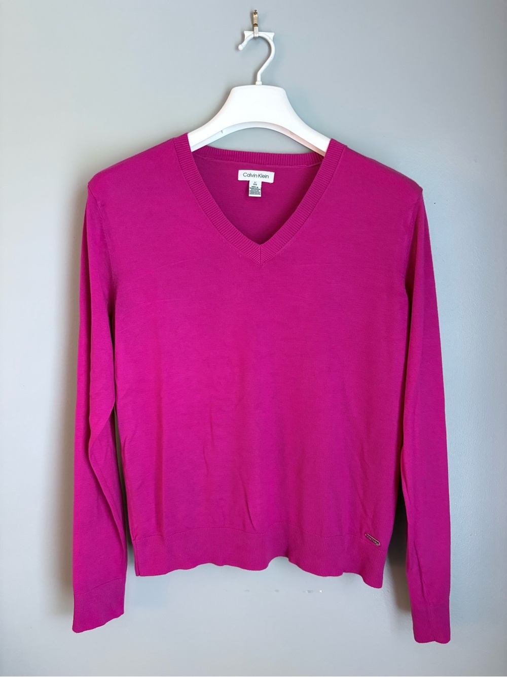 Calvin Klein Pink V-Neck Knit Sweater Metal Logo Plaque Size Large